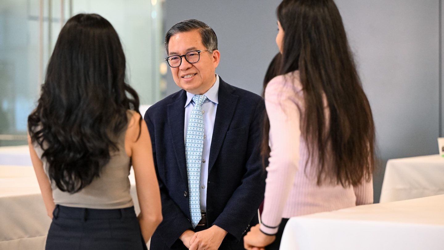 Columbia Engineering Dean Shih-Fu Chang converses with two women